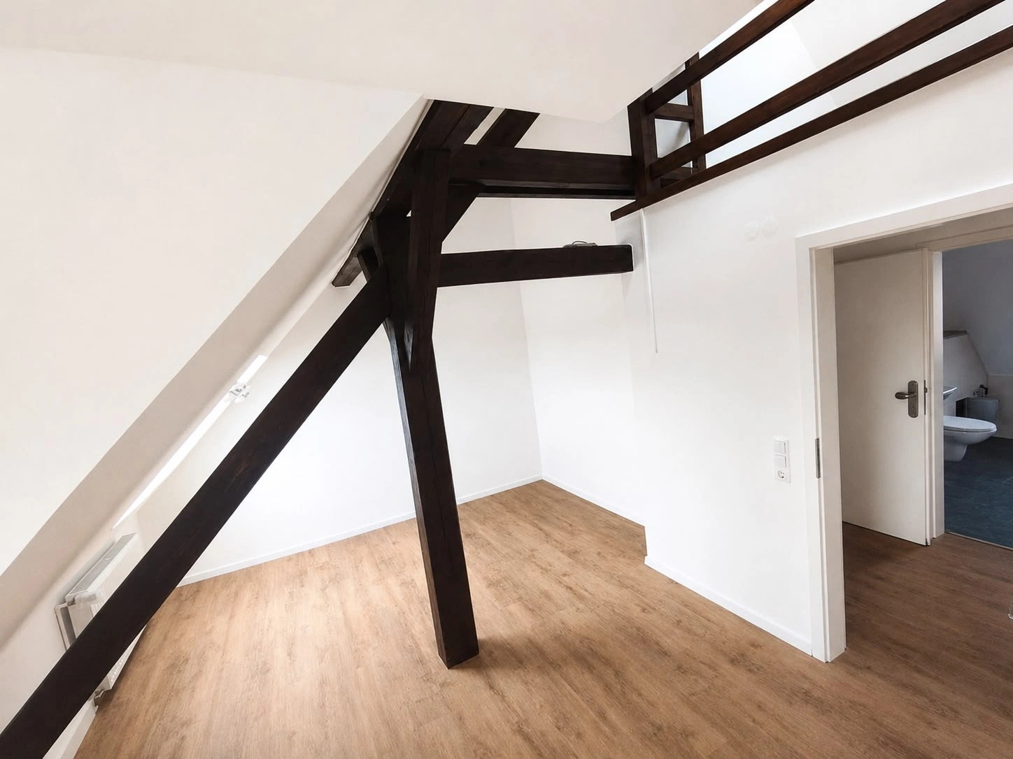Dachraum mit hellen Wandflächen und sichtbaren Holzbalken