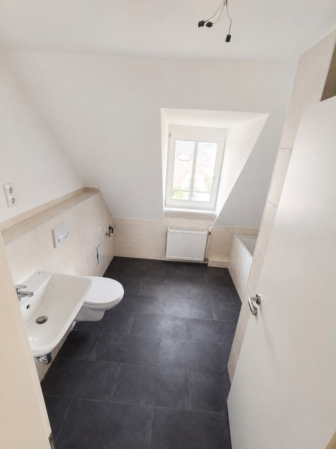 Dachgeschossbad mit Waschbecken, WC und Badewanne