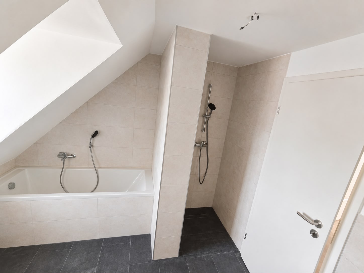 Dachgeschossbad mit Badewanne und gefliester Dusche